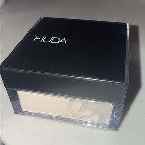 HUDA BEAUTY Translucent Loose Setting Powder - Pound Cake